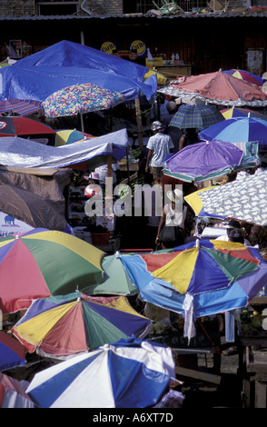 Karibik, Grenada, St. George. Tägliche Open-Air-Lebensmittel-Markt auf dem Marktplatz. Stockfoto