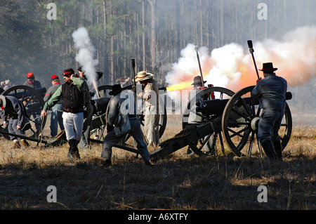 Bürgerkrieg Reenactors brennen Kanone an Schlacht von Olustee, North Florida Stockfoto