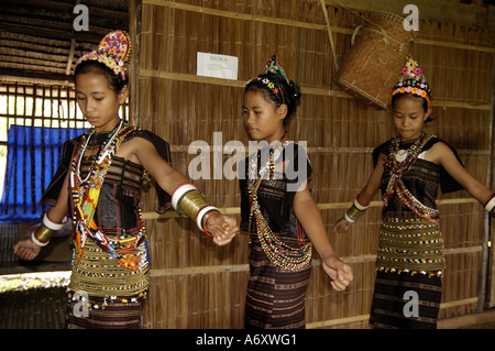 Rungus Mädchen tanzen im traditionellen Kostüm Sabah malaysia Stockfoto