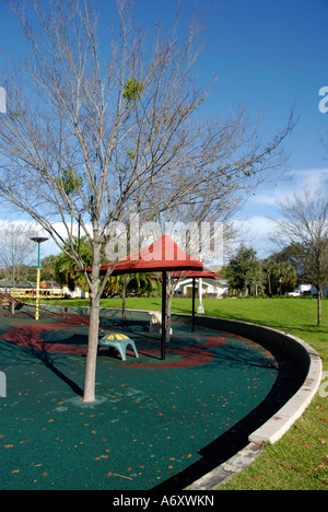 Recycelte Gummireifen sind die Basis für ein Kinder Spielplatz im Barnett Family Park in der Innenstadt von Lakeland Florida FL USA Stockfoto