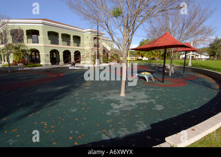 Recycelte Gummireifen sind die Basis für ein Kinder Spielplatz im Barnett Family Park in der Innenstadt von Lakeland Florida FL USA Stockfoto