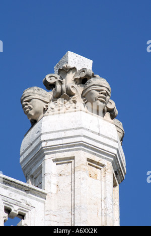 Mauren Statue auf dem rechten Turm des Rathauses (Palazzo Civico) von Cagliari, Sardinien, Italien. Stockfoto