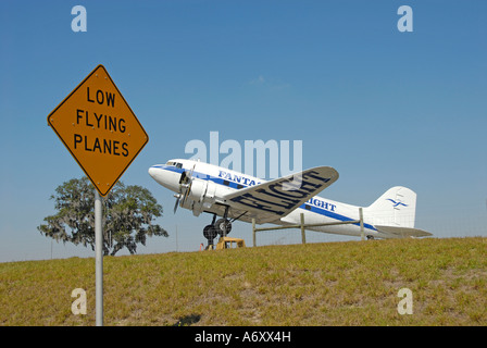 Gende fliegen Flugzeug in der Nähe von Zeichen Orlando Lakeland Central Florida Vereinigte Staaten von Amerika Stockfoto