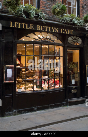 Kleines Betty s Cafe in Stonegate York North Yorkshire mit traditionellen historischen Fenster Stockfoto