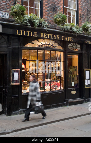 Kleines Betty s Cafe in Stonegate York North Yorkshire mit traditionellen historischen Fenster Stockfoto