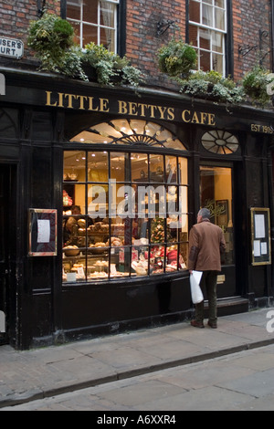 Kleines Betty s Cafe in Stonegate York North Yorkshire mit traditionellen historischen Fenster Stockfoto