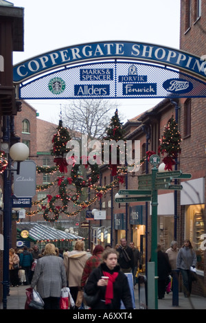 Eingang zum Coppergate Shopping Precinct in York North Yorkshire zu Weihnachten Stockfoto