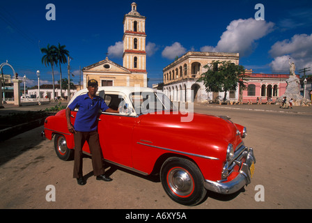 Taxifahrer mit 1951 Plymouth Oldtimer, Parque Marti, Remedios, Kuba Stockfoto