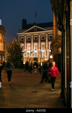 Mansion House und St Helens Square York North Yorkshire in der Abenddämmerung mit Weihnachtsbeleuchtung und Shopper Stockfoto