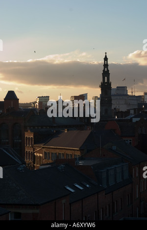 Turm der Heiligen Dreifaltigkeit Kirche Boar Lane gegen Skyline der Stadt vom "New York Street" Leeds Stockfoto