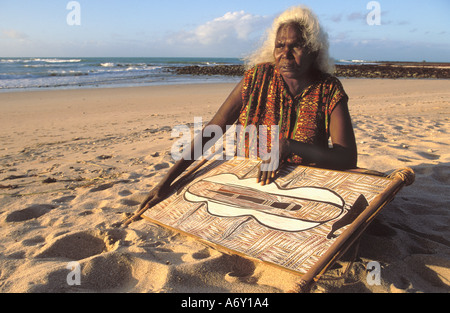 Dhuwarrwarr Marika Aborigine-Künstler am Yirrakala Strand mit eines ihrer Gemälde Stockfoto