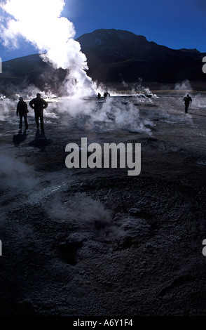 Silhouette Formen der Besucher auf El Tatio Geysire im Morgengrauen Atacama Ausflug Region de Antofagasta El Loa Chile Stockfoto