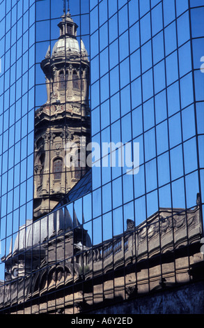 Turm der Kathedrale Plaza de Armas spiegelt sich in der modernen verspiegelte Fassade eines angrenzenden Gebäudes Santiago Chile Stockfoto