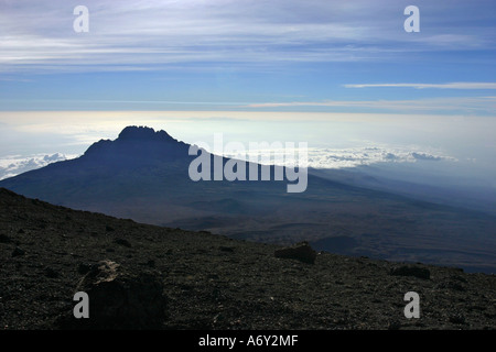 Mawenzi Peak gesehen vom Gipfel des Mount Kilimanjaro, Tansania, Afrika. Stockfoto