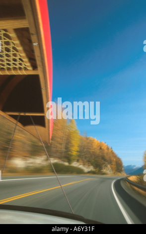 Auto fährt auf Autobahn w Kanu Turnagain Arm SC AK Herbst Treiber Perspektive Stockfoto
