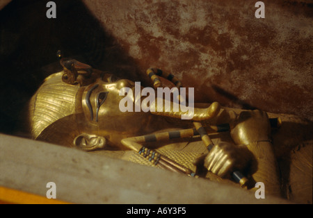 Totenmaske im Sarkophag in Tutanchamun s Grab, Tal des Königs, Luxor, Ägypten Stockfoto