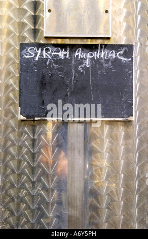 Syrah. Domaine d'Aupilhac. Montpeyroux. Languedoc. Melden Sie sich am Tank. Edelstahl Gär- und Lagertanks. Frankreich. Europa. Stockfoto