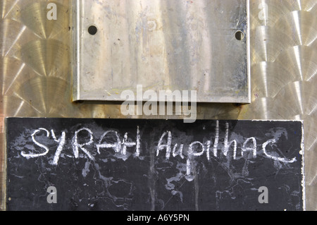 Syrah. Domaine d'Aupilhac. Montpeyroux. Languedoc. Melden Sie sich am Tank. Edelstahl Gär- und Lagertanks. Schwebende obere Bottiche. Frankreich. Europa. Stockfoto