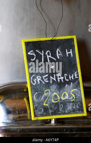 Syrah und Grenache 2005. Chateau St. Jean d'Aumieres, Gignac Dorf. Terrasses de Larzac. Languedoc. Melden Sie sich am Tank. Edelstahl Gär- und Lagertanks. Frankreich. Europa. Stockfoto