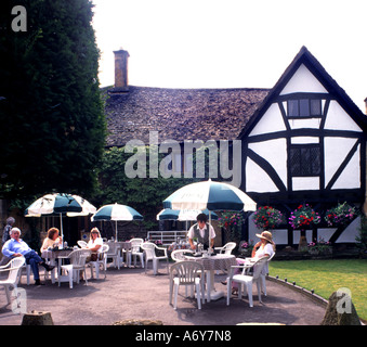 Schlachtung und River Windrush Gloucestershire England Cotswolds Gloucestershire britischen Geschäfte touristischen Menschen zu senken Stockfoto