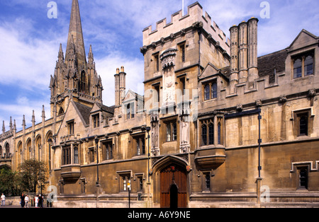 Hauptstraße mit Universitätskirche Turm und All Souls College Oxford University England Studenten Stockfoto