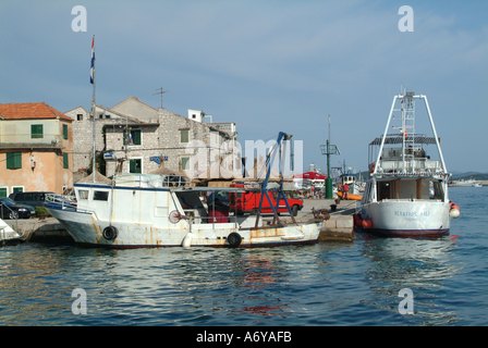 Angelboote/Fischerboote am Kai in Tribunj am kroatischen Festland Kroatien Stockfoto