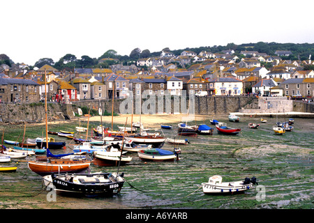 Mousehole Cornwalls malerischsten Dörfer der Hafen bei Ebbe im Vereinigten Königreich Stockfoto