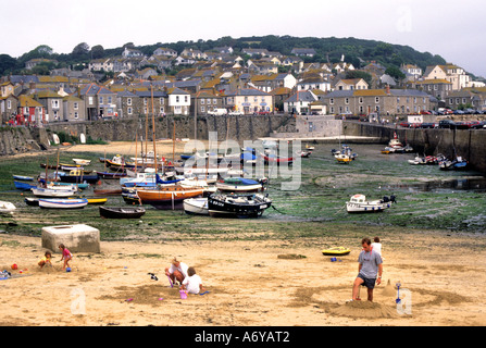 Mousehole Cornwalls malerischsten Dörfer der Hafen bei Ebbe im Vereinigten Königreich Stockfoto