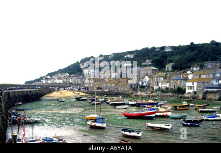 Mousehole Cornwalls malerischsten Dörfer der Hafen bei Ebbe im Vereinigten Königreich Stockfoto