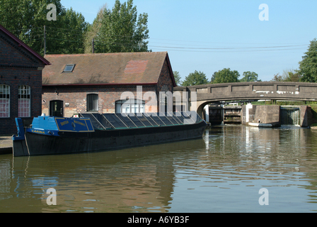 Schmale Boot am Grand Union Canal bei Hatton Warwickshire England Vereinigtes Königreich UK arbeiten Stockfoto