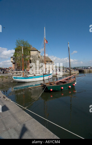 Alte Segelschiffe vor Anker im Hafen von Honfleur Stockfoto