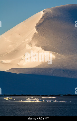 Spätabends Sonneneinstrahlung auf den Schnee bedeckten Hügel an der Küste der antarktischen Halbinsel aus dem Weddellmeer Antarktis betrachtet Stockfoto