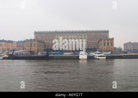 Dem schwedischen Königspalast in der Gamla Stan, die Altstadt. Im nebligen Winterwetter. Stockholm. Schweden, Europa. Stockfoto