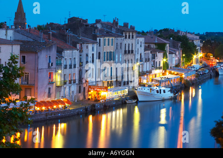Restaurants entlang des Flusses l. L-Fluss. Ein Fischerboot. Agde-Stadt. Languedoc. Frankreich. Europa. Stockfoto
