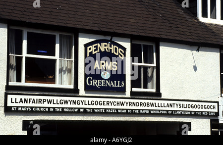 Str. Marys Kirche in hohlen Wales weltweit längste Wort Llanfairpwllgwyngyllgogerychwyrndrobwllllantysiliogogogoch Stockfoto