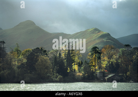 Abendlicht über Derwent Insel, Derwent Water, Katze Glocken im Hintergrund. Stockfoto