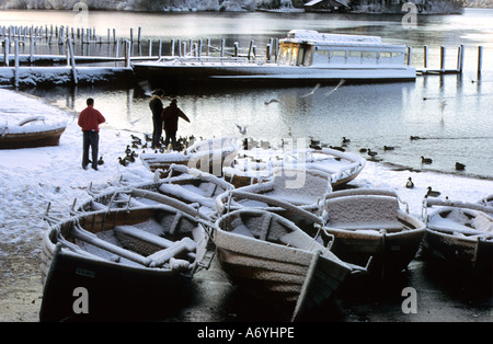 Winter Schnee Szene an den Landungsbrücken am Derwent Water. Stockfoto