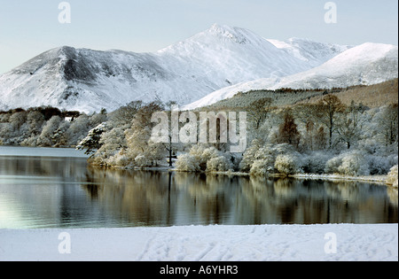 Derwent Water im Winter mit Schnee bedeckt Causey Hecht im Hintergrund. Stockfoto