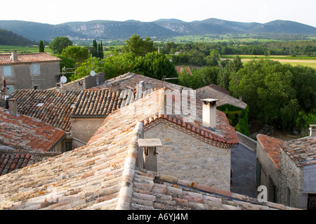 Château de Lascaux, Vacquieres Dorf. PIC St. Loup. Languedoc. Dorf Dach tops mit Fliesen... Les Contreforts des Cevennen. Frankreich. Europa. Stockfoto