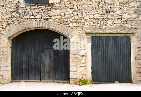 Château de Lascaux, Vacquieres Dorf. PIC St. Loup. Languedoc. Eine Tür. Die Weinkellerei. Frankreich. Europa. Stockfoto