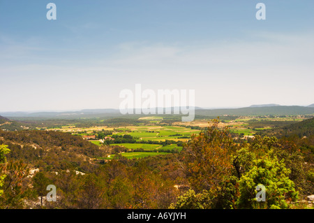 Domaine Cazeneuve in Lauret. PIC St. Loup. Languedoc. Garrigue Unterholz Vegetation mit Sträuchern und Kräutern. Frankreich. Europa. Stockfoto