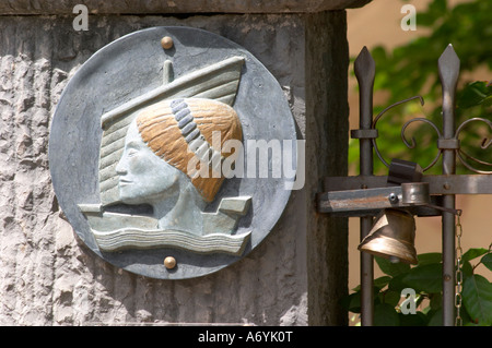Domaine Clos Marie. PIC St. Loup. Languedoc. Frankreich. Europa. Zeichen und Skulptur am Eingangstor. Stockfoto