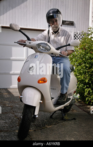 Mann sitzt auf 2002 Vespa ET2 Motorroller Modell Stockfoto