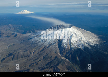 Eine Luftaufnahme des aktiven Mount St. Helens in Richtung Mt. Haube im Spätherbst, Pazifik Nordwesten USA Stockfoto