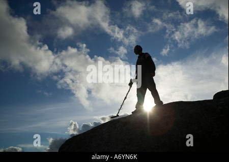 Mann mit Metalldetektor Silhouette gegen trübe & blauen Himmel. Stockfoto