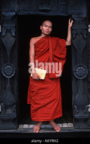 Ein Mönch im Kloster Tür Bagaya Kyaung Ava in der Nähe von Mandalay Myanmar Stockfoto