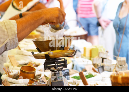 Gewürz-Verkäufer auf dem Markt. Eine altmodische Skala bis die Gewürze zu wiegen. Collioure. Roussillon. Frankreich. Europa. Stockfoto