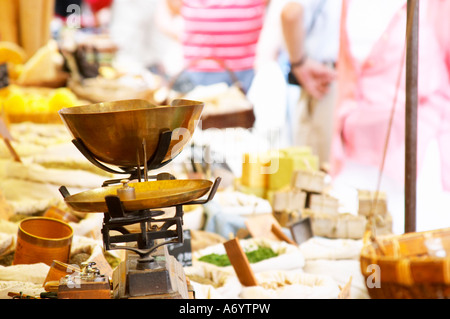 Gewürz-Verkäufer auf dem Markt. Eine altmodische Skala bis die Gewürze zu wiegen. Collioure. Roussillon. Frankreich. Europa. Stockfoto