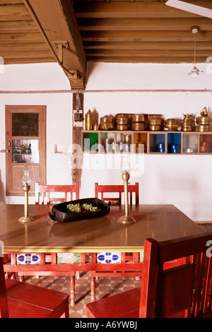 Holz Holzbalken Decke und Küchenutensilien auf Wand im Essbereich im restaurierten traditionellen Pol Haus Ahmedabad Bundesstaat Gujarat Ind Stockfoto