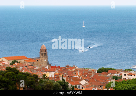 Die Kirche Eglise Notre Dame des Anges, unserer lieben Frau von den Engeln. Mit seiner emblematischen Kirchturm. Collioure. Roussillon. Dorf Dach tops mit Fliesen... Frankreich. Europa. Stockfoto